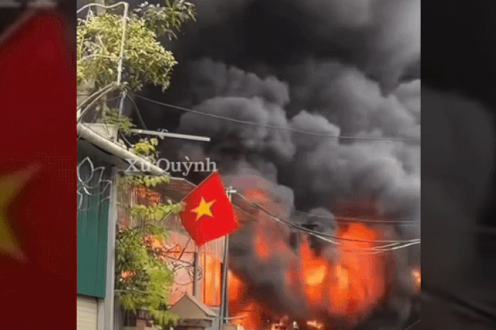 Nghệ An: Lửa bốc cháy ngùn ngụt, cột khói đen cao hàng chục mét ở nhà dân - Báo Tiền Phong