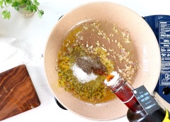 Đun nóng 1 muỗng canh dầu ăn, phi thơm vàng 1 muỗng canh tỏi băm và 1 muỗng canh hành tím băm. Cắt 2 trái chanh dây và nạo phần ruột cho vào chảo. Nêm gia vị gồm 3 muỗng canh đường, 1/2 muỗng canh muối, 1 muỗng cà phê tiêu, 3 muỗng canh nước mắm, 1.5 muỗng canh nước lọc.