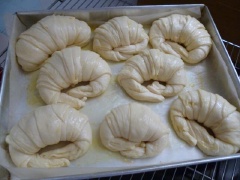 Khay bôi bơ lạnh, cho bánh lên ủ lần 2 thoa đều bơ lên khay nướng đã lót sẵn giấy nế, xếp bánh lên trên. Ủ từ 45p -60p tùy thời tiết. Sau đó, quét lòng đỏ trứng lên măt bánh, nướng 180 độ C, đến khi bánh vàng. Lấy ra khi còn nóng bôi bơ lên cho mặt bánh bóng.
