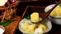 Khi chuẩn bị tắt bếp thì cho phần nước cốt dừa vào trộn chung luôn với cách này thì ăn nóng hay ăn lạnh cũng tuyệt vời. Chè không quá ngọt, nước sánh vừa, khoai lang bùi, ngọt, mùi thơm và béo của nước cốt dừa.