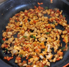 Bắc chảo lên bếp, cho vào 1 muỗng canh dầu ăn. Tiếp theo, cho gà vào xào trước rồi đến các loại rau củ. Sau đó, cho sốt cà chua vào rồi nêm nếm thêm muối cho vừa ăn.