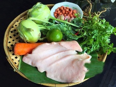 Tai heo làm sạch, bóp với chút muối và giấm cho sạch mùi hôi. Sau đó rửa lại cho thật sạch rồi cho vào nồi luộc chín. Tai chín vớt ngay ra tô nước đun sôi để nguội, có thêm vài viên đá cho tai được trắng và giòn.
