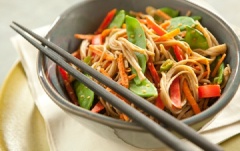 Cuối cùng, trộn đều mì với dưa leo, ớt chuông, thịt gà và nước sốt với nhau. Khi ăn, rắc hành lá và mè rang lên trên mì nhé!