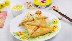 Xếp chả giò ra đĩa, chấm kèm với nước sốt chanh dây, thưởng thức món khi còn nóng. Chả giò rau củ phô mai thơm ngon, giòn tan trong miệng, phần nhân bên trong béo béo, mặn mặn của phô mai kết hợp với vị ngọt tự nhiên từ các loại rau củ sẽ khiến cho bạn càng ăn càng mê.