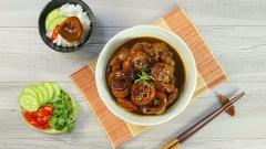 Qua cách thực hiện nhanh chóng, là bạn đã có ngay món Chân giò hầm Coca rồi. Món ngon, màu sắc sóng sánh, hương vị đậm đà nếm 1 miếng là lại muốn ăn thêm 1 miếng. Bạn thưởng thức khi nóng sẽ ngon hơn, bạn dọn thêm 1 dĩa rau dưa 1 chén cơm nóng là hết sẩy. Bạn nhanh tay lưu vào sổ tay món ngon nhé.