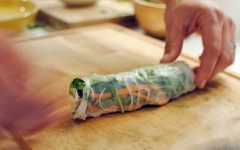 Gắp 2 bên bánh tráng lại rồi nhẹ nhàng cuốn bánh lại.