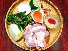 Lòng heo non đem rửa sơ qua rồi cho vào âu cùng với 1 muỗng canh muối, 1 muỗng canh nước cốt chanh, 1 muỗng canh rượu trắng rồi bóp kỹ. Rửa sạch lòng heo non qua vài lần nước cho thật sạch để lòng hết mùi hôi. Đun sôi nồi nước cho lòng non vào luộc tới khi lòng vừa chín là vớt ra, để nguội rồi cắt nhỏ.