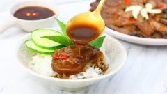 Bắp bò kho mật mía là một trong những món Tết truyền thống miền Trung, với những miếng thịt bò được kho mềm ẩm thấm gia vị đậm đà. Bắp bò có vị thơm, cay của gừng, tiêu xanh hòa quyện với vị đậm đà, thơm dịu của mật mía là sự kết hợp hoàn hảo cho món ăn ngày thường cũng như vào dịp Tết đãi khách. Món này ăn với cơm nóng là thơm ngon hết xảy!