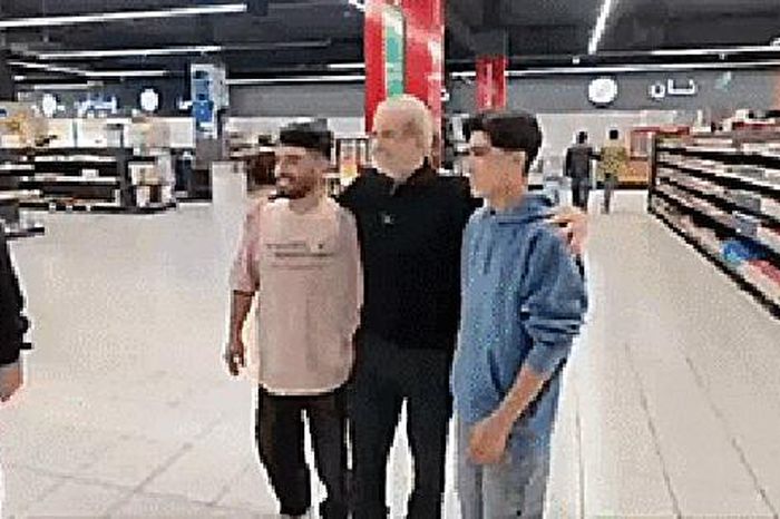 Tổng thống Iran bất ngờ đi siêu thị giữa chiến sự, khen ngợi những 'chiến binh thầm lặng' - Báo Người Lao Động