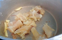 Bắc chảo hoặc nồi lên bếp. Cho vào chảo 2 muỗng canh dầu cùng 2 muỗng canh đường, thắng cho đường có màu nâu cánh gián thì cho gân bò vào xào đều. Xào khoảng 4 phút thì cho nước tương, coca, rượu nấu ăn vào đun 5 phút. Tiếp theo cho tỏi, gừng, hành tím, lá nguyệt quế, hoa hồi, muối, nước lạnh vào nồi, đậy nắp lại tiếp tục hầm cho đến khi nước cạn gân bò có màu đẹp là tắt bếp.