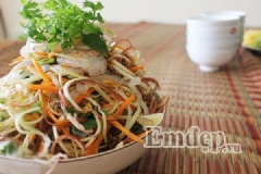 Cuối cùng, rắc đậu phộng, ớt cắt nhỏ, tỏi phi vào, trộn đều. Bày món ăn ra đĩa và dùng ngay.