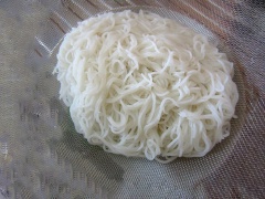 Bún luộc chín, xả nước cho nguội hẳn. Măng tươi luộc sơ cho hết độc, bỏ riêng ra đĩa, tước sợi nhỏ.