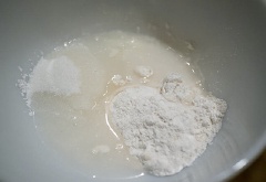 Trong 1 tô khác, cho bột mì, bột bắp, 1/2 muỗng cà phê muối, đường trắng, 20ml nước vào, khuấy đều.
