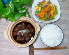 Cho lên thành phẩm một ít đầu hành trắng cắt sợi. Dùng nóng với cơm trắng. Món này ngoài gia vị và cơm ra thì tộ kho phần Konnyaku 400gr chỉ có 24kcal nhé, giảm cân triệt để nè ^_^