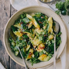 Cuối cùng rắc mè trắng rang vào là có thể thưởng thức được rồi. Món salad dưa leo đơn giản, lại thanh mát, chỉ một chút cay the sẽ khiến khẩu vị của gia đình bạn tăng lên nhiều đấy.