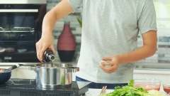 Cho dầu ô liu vào chảo cho nóng rồi cho vào hành củ tím lớn và hành tây cắt hạt vuông vào xào. Kế đến cho cây hành tây loại lớn nếu có, không có cũng không sao vì có thì ăn sẽ thơm và ngon hơn.