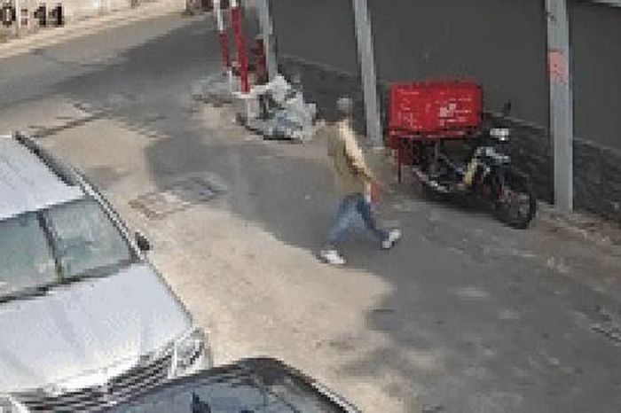 Clip người đàn ông đi vào hẻm ở TPHCM và rời đi trên chiếc xe của nam shipper - Báo Người Lao Động