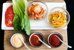 Thái nhỏ kimchi và cà chua thành từng lát rồi kẹp tất cả mọi thứ vào vỏ bánh là có thể thưởng thức ngay được rồi!