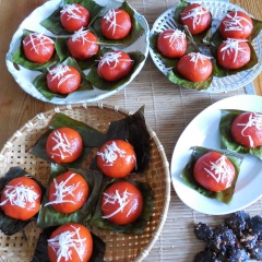 Đun sôi nước, thả bánh vào luộc. Khi bánh nổi lên thì vớt ra ngay và cho vào đĩa. Nếu để lâu không vớt ra kịp bánh sẽ bị nhão quá, không mịn và cho ra đĩa bị chảy. Có thể rắc thêm dừa nạo lên trên trông bánh sẽ hấp dẫn hơn.