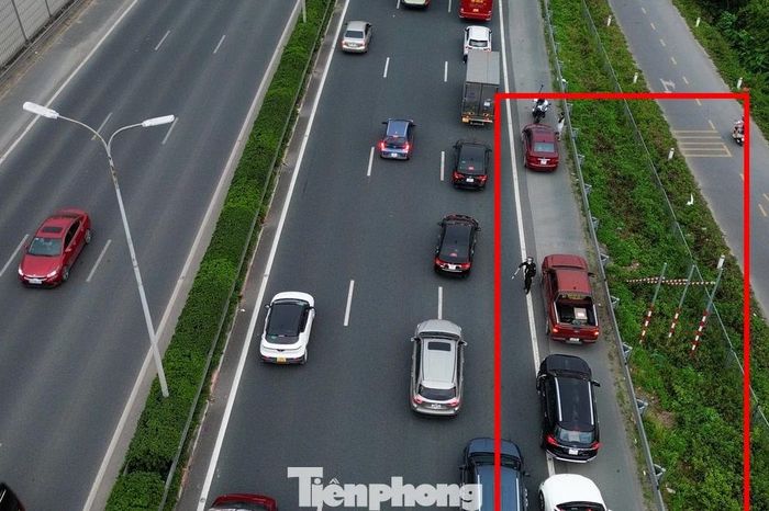 Cửa ngõ Hà Nội 'nghẹt thở' chiều 2/5: Tài xế liều lấn làn khẩn cấp, CSGT xử lý tại chỗ - Báo Tiền Phong