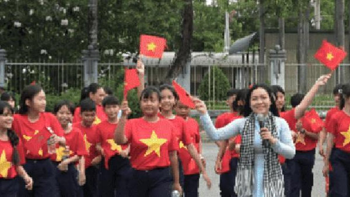 Học sinh hào hứng trải nghiệm trồng lúa, làm cốm dẹp - Báo Người Lao Động