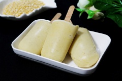 Kem đậu xanh đơn giản với những que kem đậu xanh mát lạnh được làm từ những hạt đậu xanh tách vỏ vàng ươm, bùi bùi, ngọt lịm trộn với nước cốt dừa thanh mát, thích hợp nhâm nhi trong những này nắng.