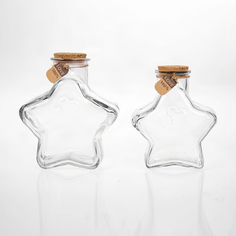 Glassterne und Herzflaschen zum Dekorieren