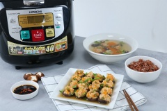 Sau 45 phút nấu, đèn thông báo sẽ tắt, vậy là chúng ta có ngay bữa cơm gia đình đầy đủ chất dinh dưỡng và thanh đạm với món tôm hấp nấm ngọt ngon vị tươi của tôm và nấm, cơm gạo lứt nở mềm. Để tiết kiệm thời gian và không gian, các bạn hãy có ngay chiếc nồi cơm điện Hitachi có chức năng nấu song song, vừa nấu cơm vừa nấu đồ ăn này nhé, rất là ngon luôn đó.