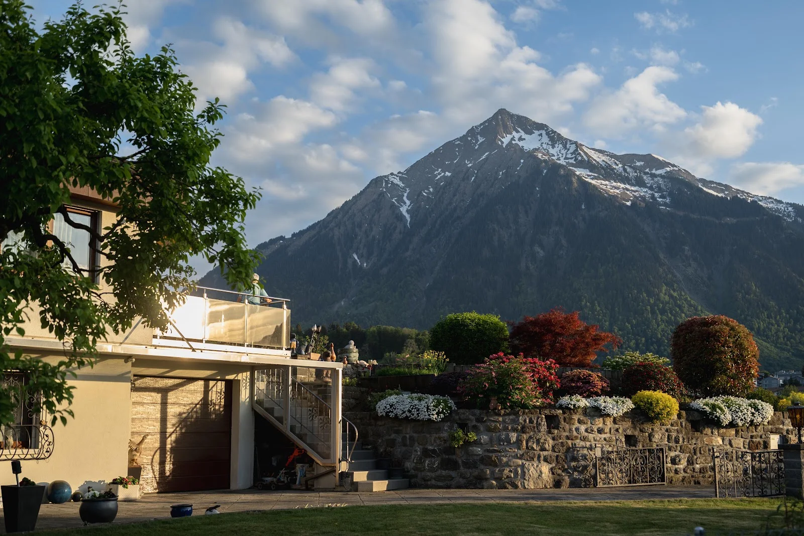 Modern House with Mountain View - Landscape Photography 5K Wallpaper (5441x3627)
