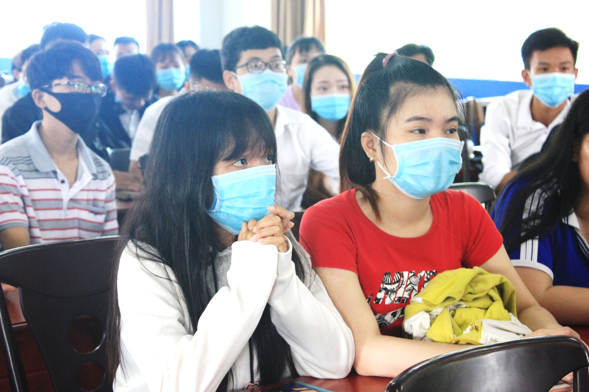 Đoàn viên, sinh viên DLA hăng hái tham gia chiến dịch nhưng cũng không quên nghiêm túc chấp hành công tác phòng, chống dịch Covid-19