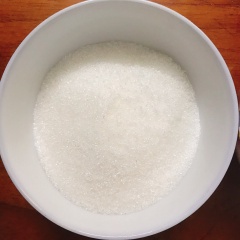 Chuẩn bị đầy đủ nguyên liệu: Bí đỏ cắt bỏ vỏ, rửa sạch, cắt khúc. Đậu đen ngâm 2 tiếng cho đậu mềm nấu nhanh chín rửa sạch. Đậu phộng ngâm 1 tiếng và rửa sạch.