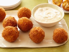 Cho croquette heo chiên giòn ra đĩa. Trang trí lên đĩa ít rau xà lách, dưa leo, cà chua. Chuẩn bị thêm 1 chén nước tương cay hoặc tương ớt, mayonnaise để ăn cùng. Croquette heo chiên giòn có thể ăn với cơm, mì hoặc dùng ăn vặt đều được.