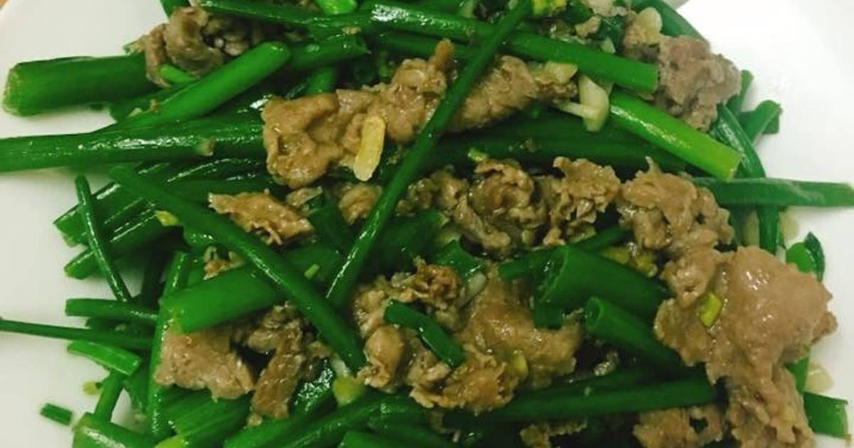 Ngồng hẹ (hay còn gọi là ngồng tỏi) xào thịt bò