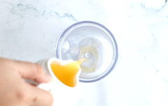 Trái cam để làm món nước mía cam vắt nên chọn cam vàng để đảm bảo được độ ngọt vừa phải, vắt lấy 35ml nước cam. Cho lần lượt 400ml nước mía (nước mía phải tươi và ngọt) và 35ml nước cam vắt vào máy xay sinh tố, bấm nút cho máy chạy khoảng 30s là được.