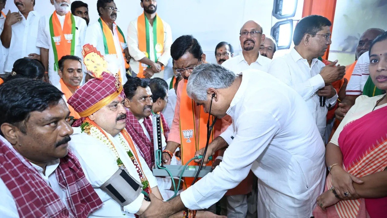 Telangana BJP Chief Ends Hunger Strike Over Student Dues