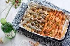 Nấm nướng giấy bạc hải sản chín cho ra khỏi lò và dọn ngay lên bàn tiệc để dùng nóng sẽ rất ngon nhé! Món nấm nướng giấy bạc hải sản có nấm kim châm dai ngọt, tôm giòn sần sật, thịt nghêu dai thơm, quyện cùng sốt gia vị tỏi ớt đậm đà, làm món nhậu bia rượu thật hấp dẫn . Bạn có thể pha thêm sốt chấm từ hỗn hợp: tương ớt, tương cà, sốt mayonnaise hoặc sốt chua ngọt có bán sẵn ở siêu thị đều rất tuyêt.