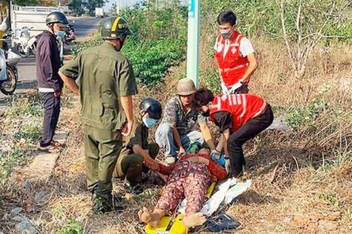 Công an kịp thời cấp cứu và bán giúp 500 tờ vé số cho người phụ nữ ngất xỉu bên đường - Công An TP.HCM