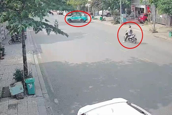 Không kiểm soát tốc độ, học sinh lao thẳng xe máy vào taxi - Đài Phát thanh và truyền hình Hà Nội