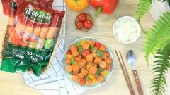 Bày xúc xích cùng rau củ ra đĩa, rắc thêm tiêu cùng tỏi phi cho thơm và trang trí với ngò rí cho đẹp mắt. Chỉ với vài bước đơn giản ta đã có món xúc xích hoàn hảo cho bữa sáng đầy dinh dưỡng và ngon miệng rồi. Xúc xích dai dai nóng hổi cùng rau củ tươi mát, món này vừa nhanh lại vừa tiện lợi, rất thích hợp cho những ngày bận rộn của gia đình bạn.