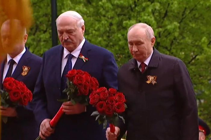 Tổng thống Putin đặt hoa tưởng niệm chiến sĩ đã hi sinh - Tạp chí Tri thức