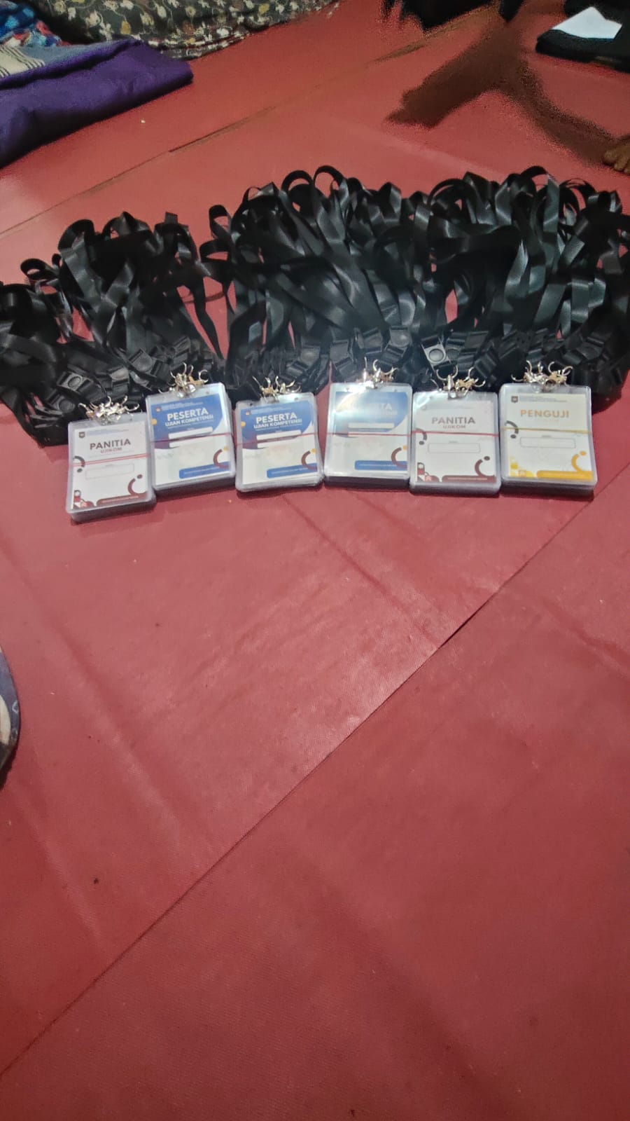Lanyard dan ID holder custom — Sekar Printing