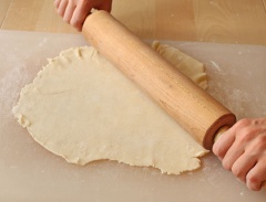 Sau đó, làm nóng lò ở 175 độ C. Cán mỏng bột có đường kính khoảng 25-30 cm.