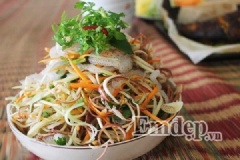 Cuối cùng, rắc đậu phộng, ớt cắt nhỏ, tỏi phi vào, trộn đều. Bày món ăn ra đĩa và dùng ngay.
