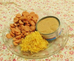 Chuẩn bị tất cả nguyên liệu. Xúc xích cắt lát mỏng, pate mở nắp hộp, chà bông cho ra đĩa.