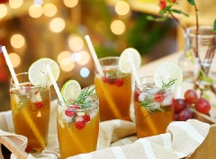 Nestea vị chanh có vị chua chua, hơi chác, kích thích tiết nhiều nước bọt, có tác dụng giải khát rất hiệu quả. Đặc biệt nhiều loại topping trái cây sẽ khiến các bé nhà bạn thích thú.