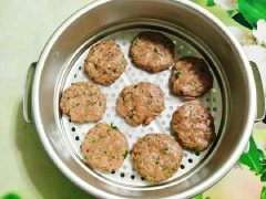 Dùng muỗng canh múc hỗn hợp cá xay nhuyễn và nặn thành hình tròn dẹp, đặt vào xửng hấp, mỗi cái chả cách nhau ra 1 chút. Hoặc bạn cũng có thể đổ tất cả nguyên liệu vào khuôn để làm thành 1 miếng chả to cũng được. Đem hấp cho chả vừa chín thì lấy ra để cho nguội.