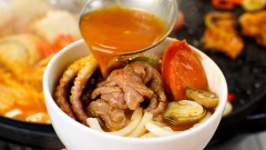 Vậy là bữa tiệc lẩu nướng hoành tráng đã sẵn sàng chiêu đãi đại gia đình bạn rồi đấy. Thịt ba chỉ được ướp đậm đà, mềm ngot, nước lẩu được nấu không những nhanh mà còn siêu đơn giản, hương vị thì đậm chất Hàn Quốc. Không cần đi đâu xa, ở nhà thôi cũng có thể thưởng thức một bữa tiệc món Hàn linh đình như vậy rồi. Ngoài công dụng ướp thịt nướng, gói Thịt nướng kiểu Hàn cũng có thể dùng làm sốt chấm, rất là tiện lợi đấy bạn nhé.