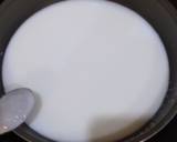 Cho cơm nguội (khoảng 2 chén cơm) vào máy xay, thêm 400ml nước. Xay xong đem lọc, còn cặn thì cho vào xay tiếp (thêm nước rồi mới xay). Thêm khoảng 3 muỗng bột năng + 1 muỗng nước cho dễ tan. Lọc lại lần nữa rồi đổ vào chảo.