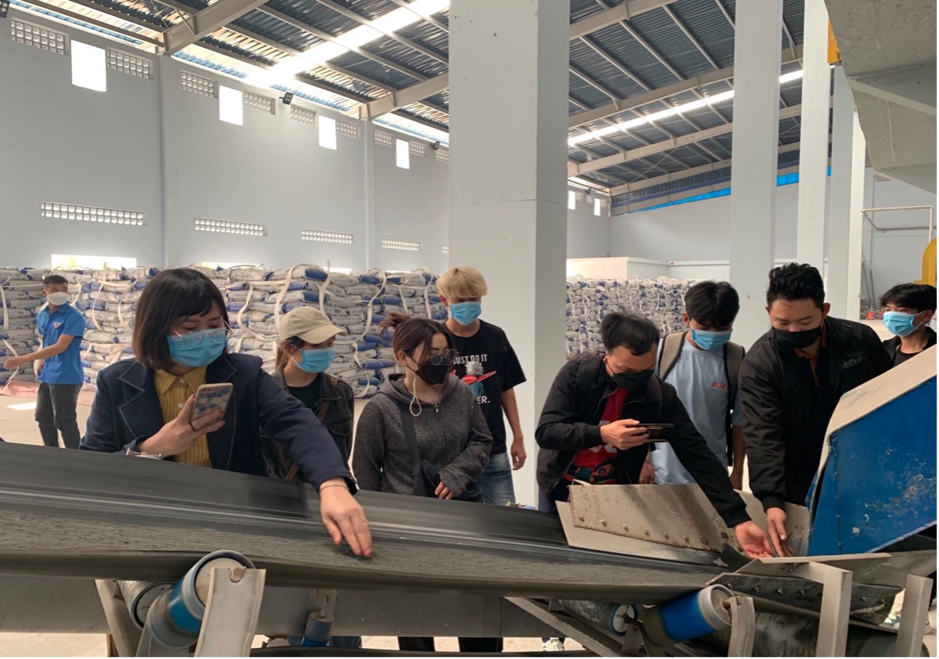Đoàn cán bộ, giảng viên, sinh viên Trường Đại học Tây Bắc đi thực tế tại Công ty Cổ phần phân bón Sông Lam Tây Bắc