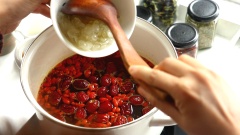 Khi nồi chè sôi trở lại cho vào kỷ tử, 50gr nhãn nhục cùng nhựa đào và tuyết liên tử. Đảo đều chè dưỡng nhan, nấu lửa nhỏ khoảng 5 phút đến khi sôi thì tắt bếp.